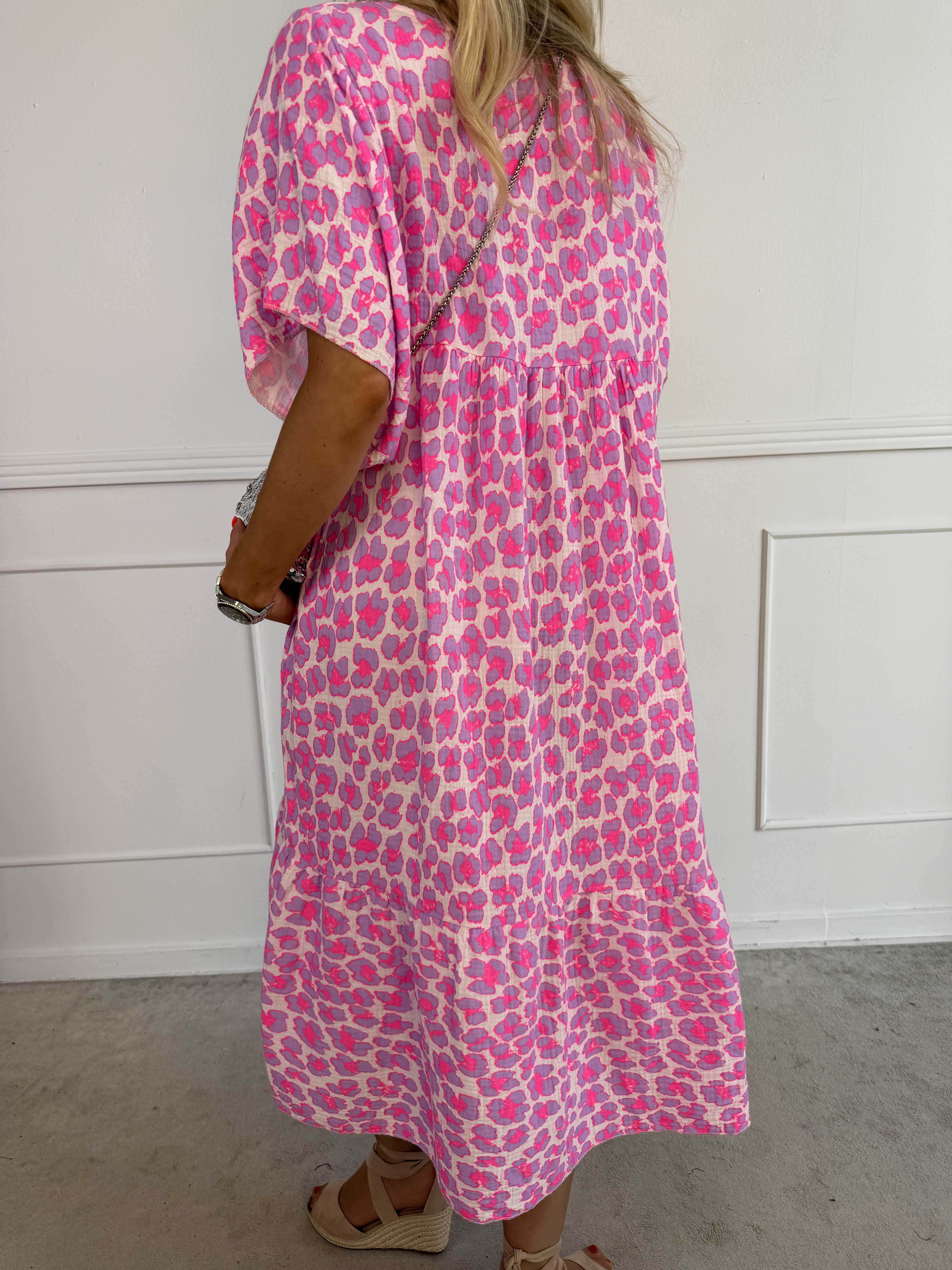 Ciara - Bomuldskjole i leopardprint med flæsekant forneden